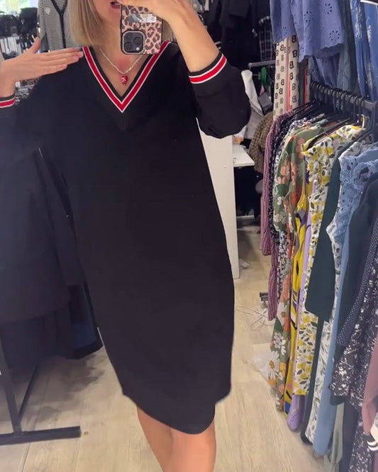 WANDA | SPORTIVES V-NECK-KLEID MIT STREIFENBESATZ UND TASCHEN