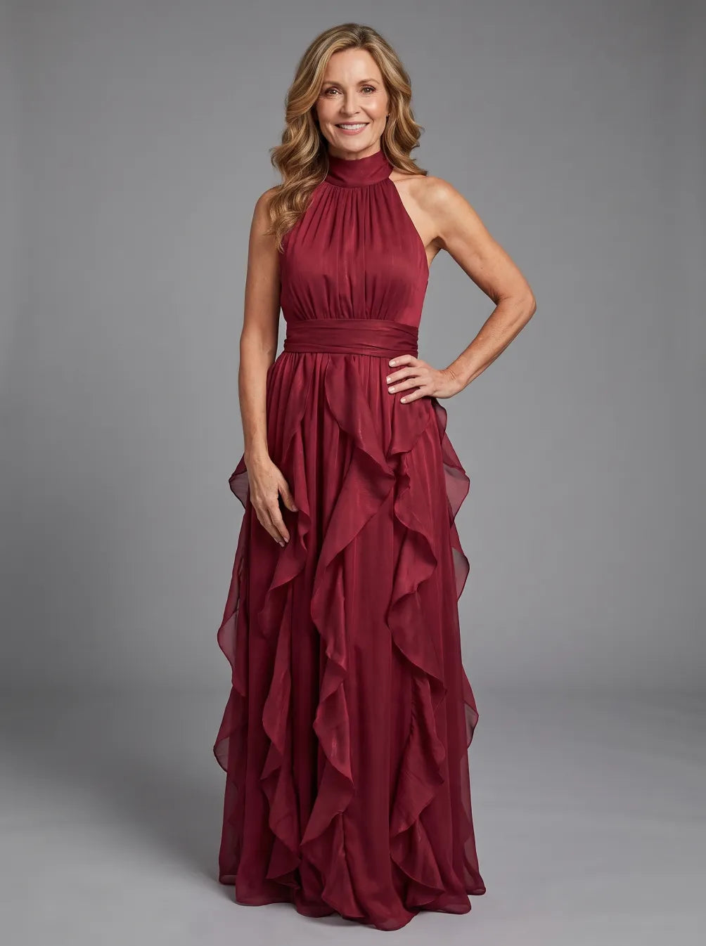 OREA | MAXIKLEID MIT HOHEM KRAGEN, RAFFUNGEN UND RÜSCHENLAGEN