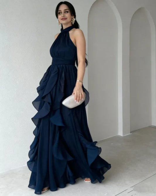 OREA | MAXIKLEID MIT HOHEM KRAGEN, RAFFUNGEN UND RÜSCHENLAGEN