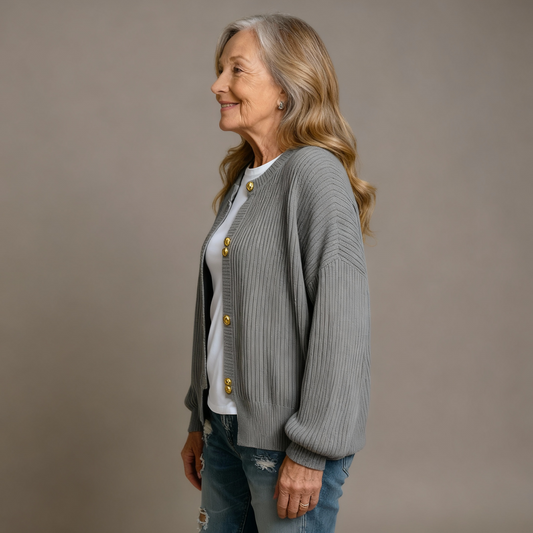 ELARA | STRICKJACKE MIT PERLMUTTKNÖPFEN