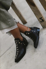 ROSE | NIETEN-STIEFELETTEN MIT SPITZER KAPPE