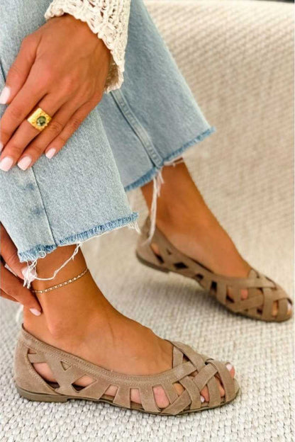 BETTY | OFFENE FLACHE SANDALEN MIT ÜBERKREUZTEN RIEMCHEN