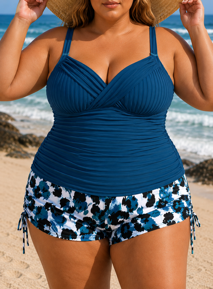 GABBY | GESTREIFTES TANKINI-SET IN ÜBERGRÖSSE MIT BEDRUCKTEN SHORTS