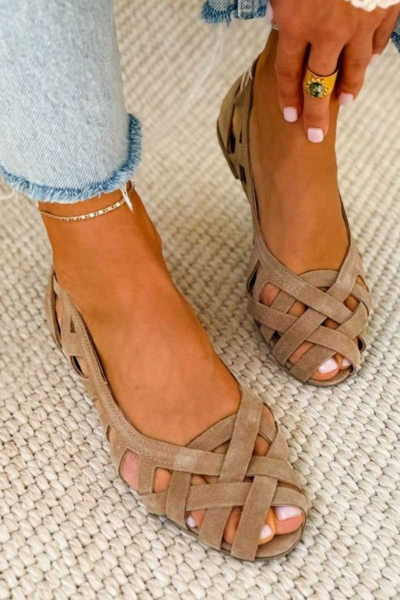 BETTY | OFFENE FLACHE SANDALEN MIT ÜBERKREUZTEN RIEMCHEN