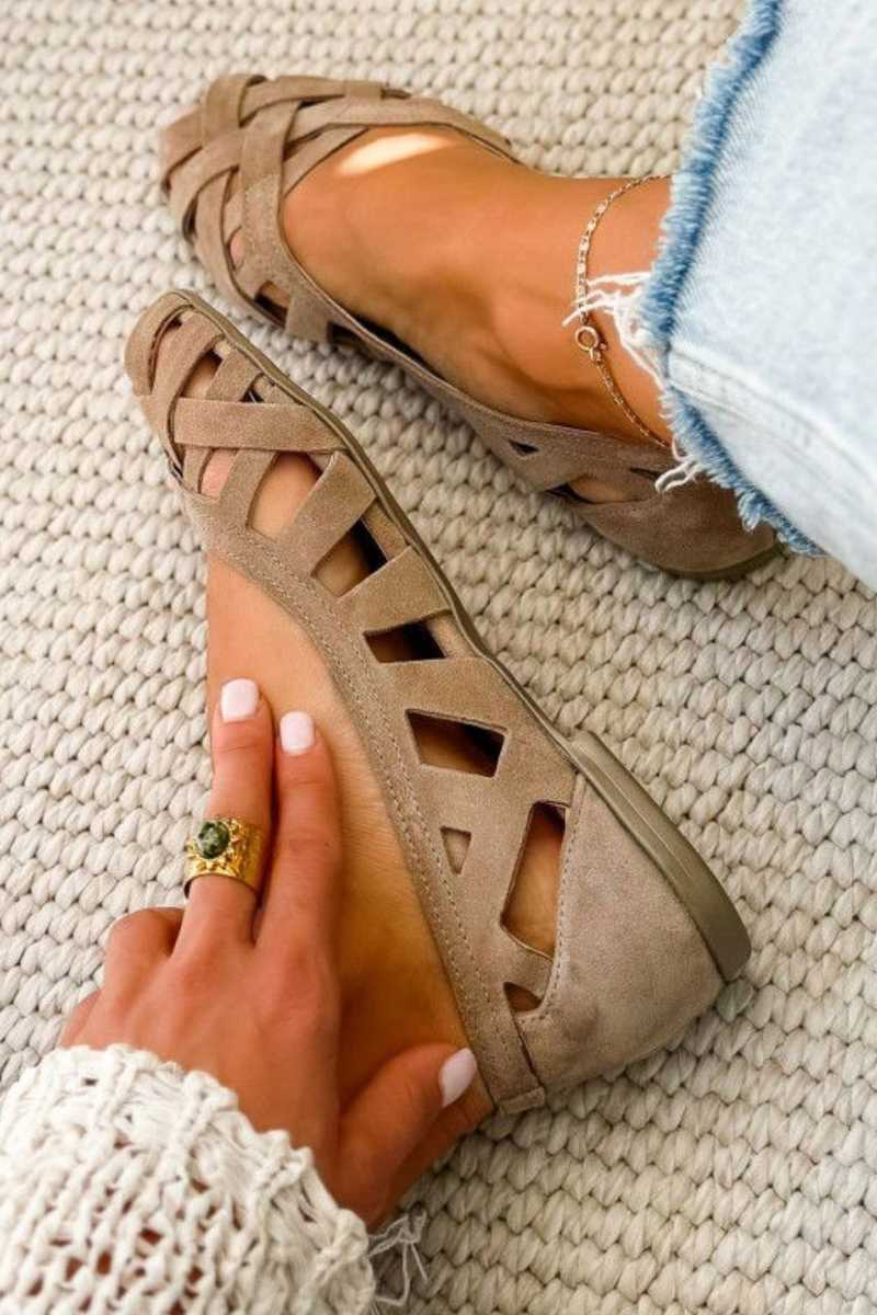 BETTY | OFFENE FLACHE SANDALEN MIT ÜBERKREUZTEN RIEMCHEN