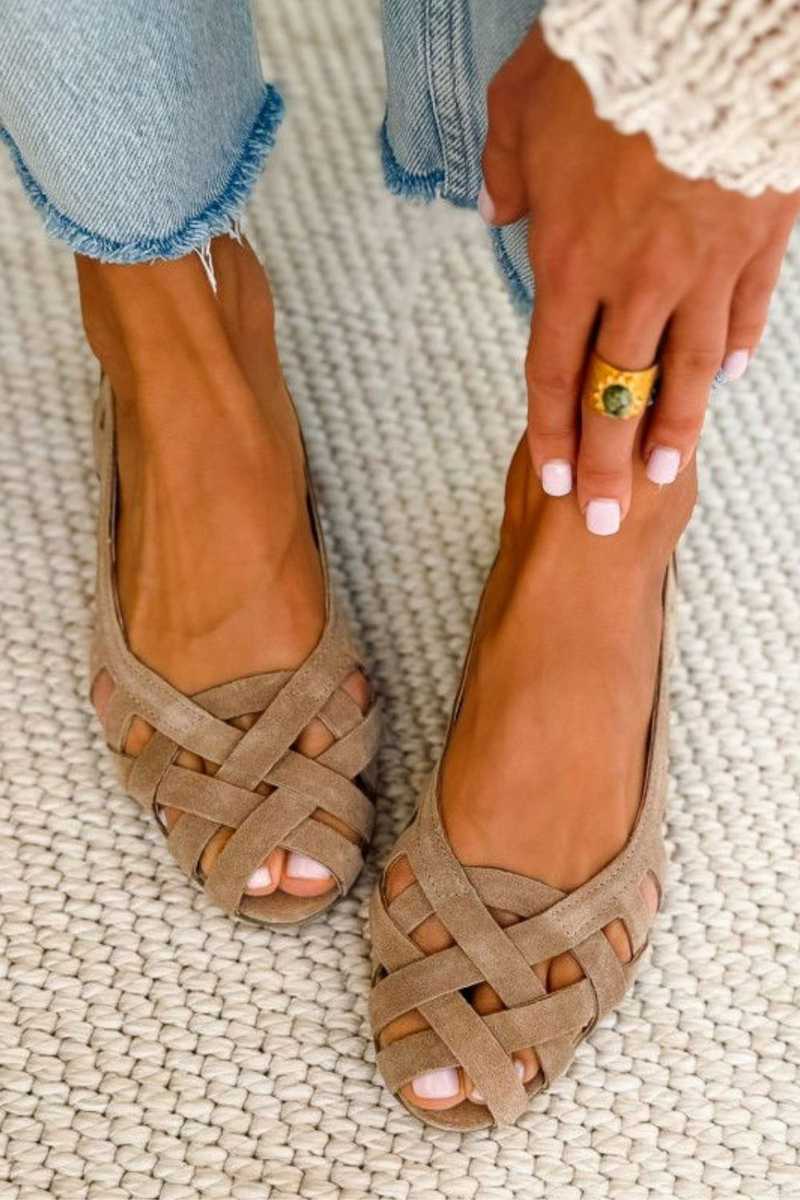 BETTY | OFFENE FLACHE SANDALEN MIT ÜBERKREUZTEN RIEMCHEN