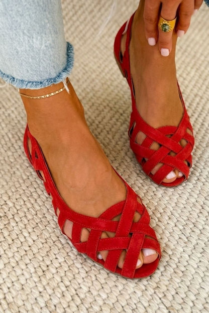 BETTY | OFFENE FLACHE SANDALEN MIT ÜBERKREUZTEN RIEMCHEN