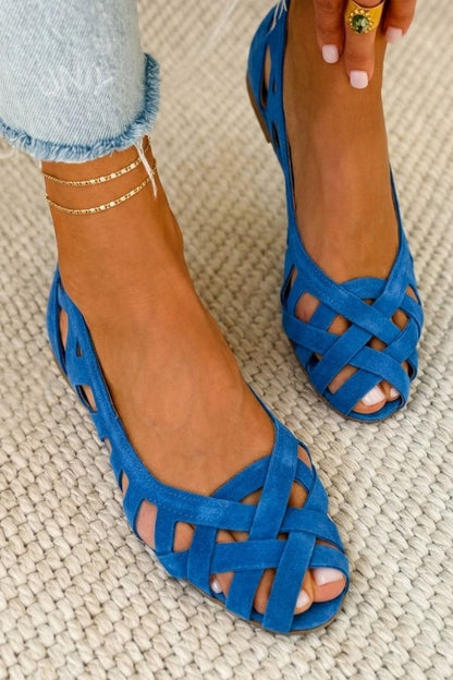 BETTY | OFFENE FLACHE SANDALEN MIT ÜBERKREUZTEN RIEMCHEN