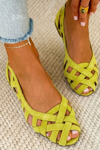 BETTY | OFFENE FLACHE SANDALEN MIT ÜBERKREUZTEN RIEMCHEN