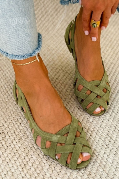 BETTY | OFFENE FLACHE SANDALEN MIT ÜBERKREUZTEN RIEMCHEN