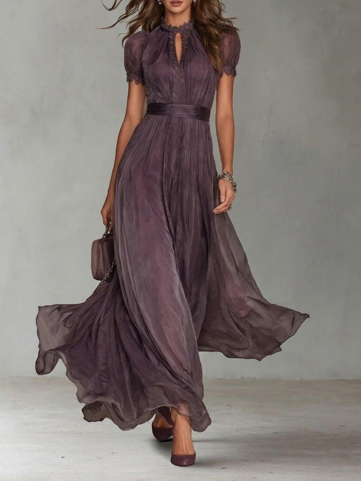 SOPHIE | LANGES LILA KLEID MIT TIEFEM AUSSCHNITT UND CHIFFON-SPITZENBESATZ