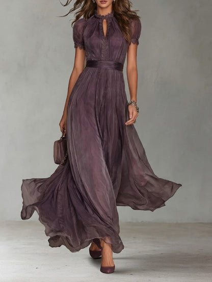 SOPHIE | LANGES LILA KLEID MIT TIEFEM AUSSCHNITT UND CHIFFON-SPITZENBESATZ