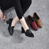 GWEND OLINA | PUMPS AUS VEGANEM LEDER MIT STICKEREI