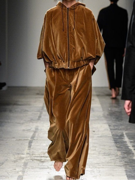 MILLIE | SAMT-SET AUS ZIP-UP-HOODIE UND HOSE IN BRAUN