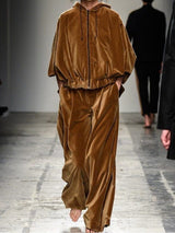 MILLIE | SAMT-SET AUS ZIP-UP-HOODIE UND HOSE IN BRAUN
