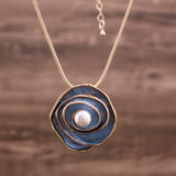 AZUREA | ELEGANTE PERLENKETTE IN BLAU
