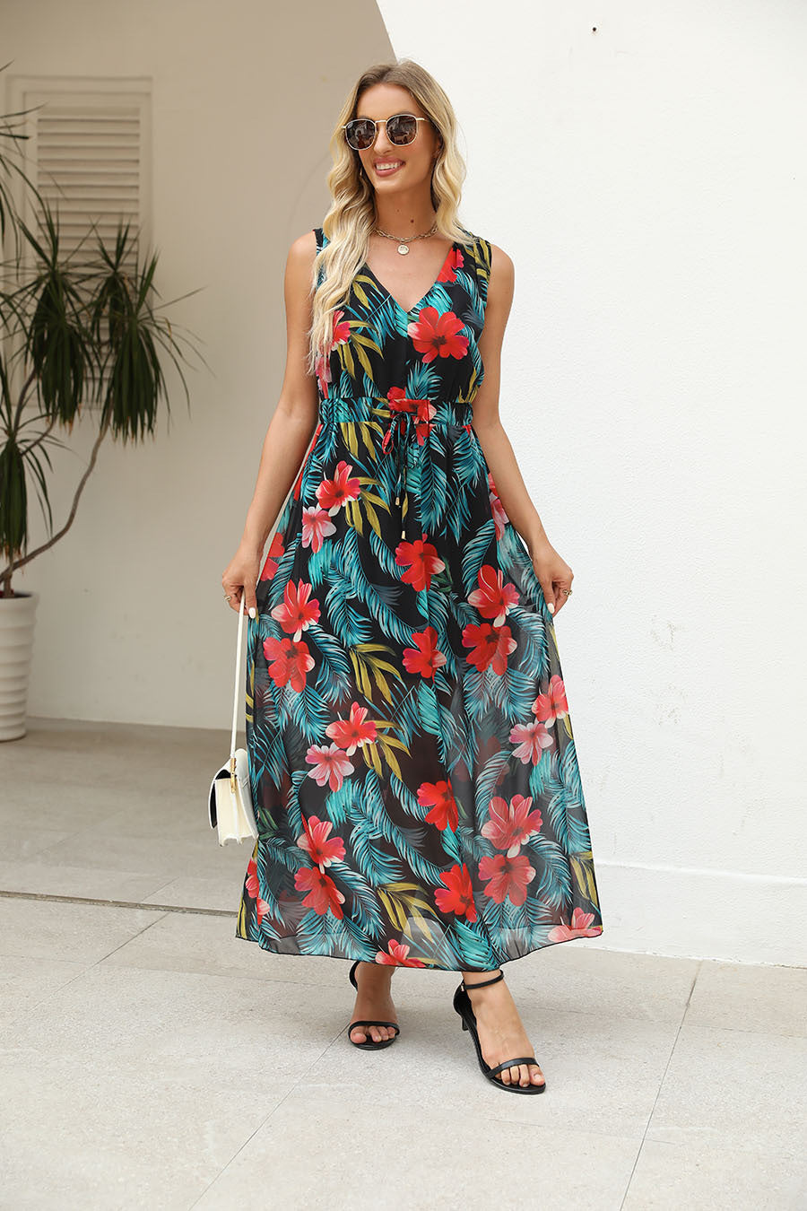 LENORA | MAXIKLEID MIT V-AUSSCHNITT UND TROPENMUSTER