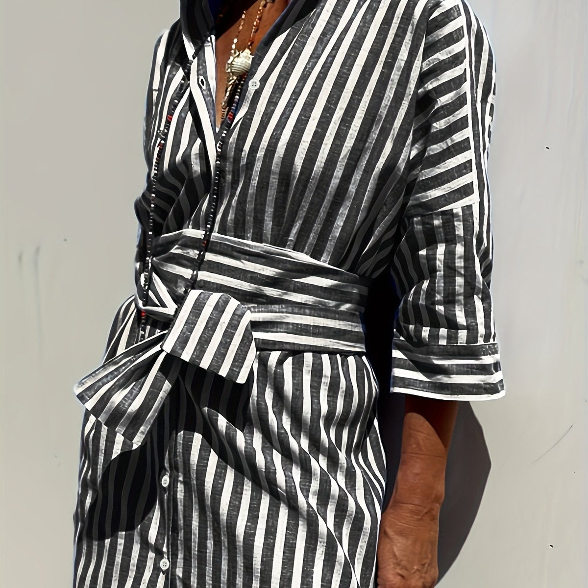 CHRISTINE | GESTREIFTES KLEID MIT KNOPFLEISTE UND GÜRTEL