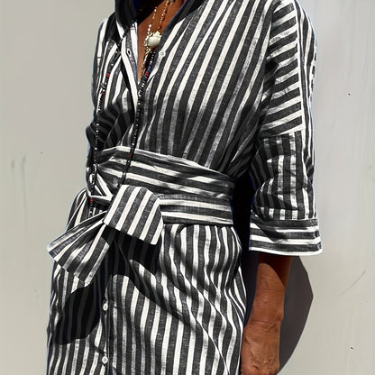 CHRISTINE | GESTREIFTES KLEID MIT KNOPFLEISTE UND GÜRTEL