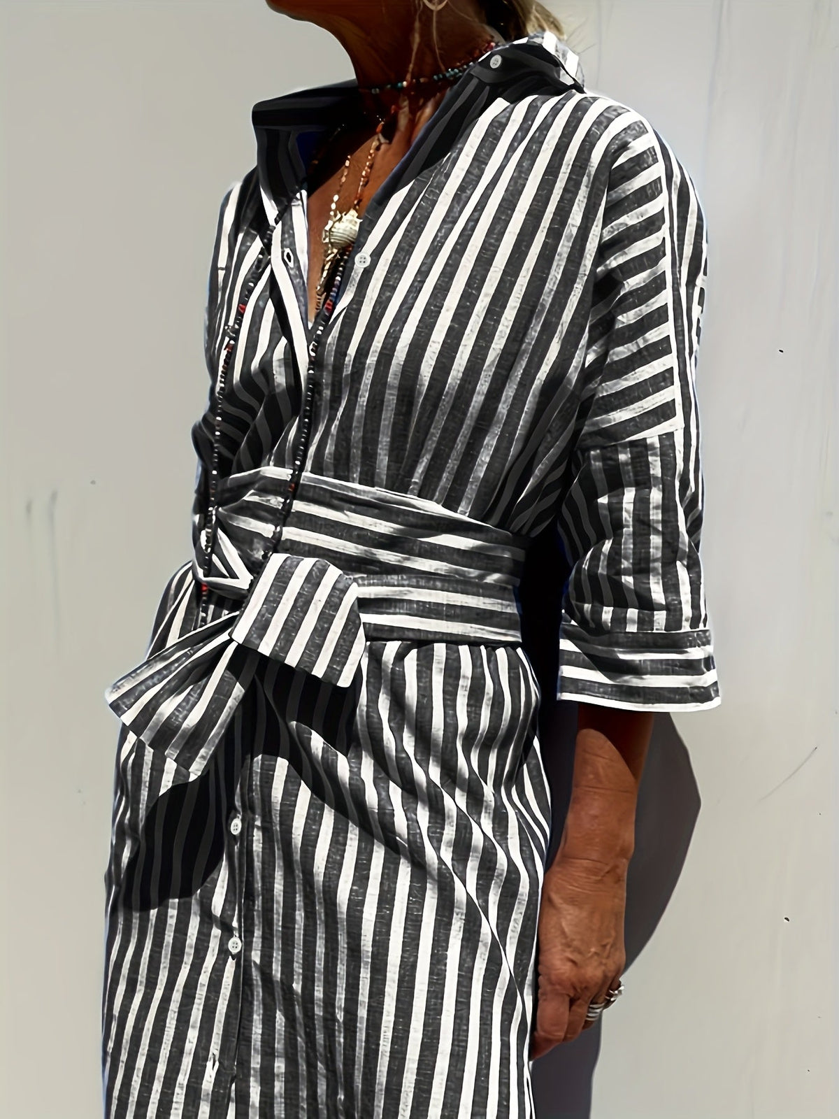 CHRISTINE | GESTREIFTES KLEID MIT KNOPFLEISTE UND GÜRTEL