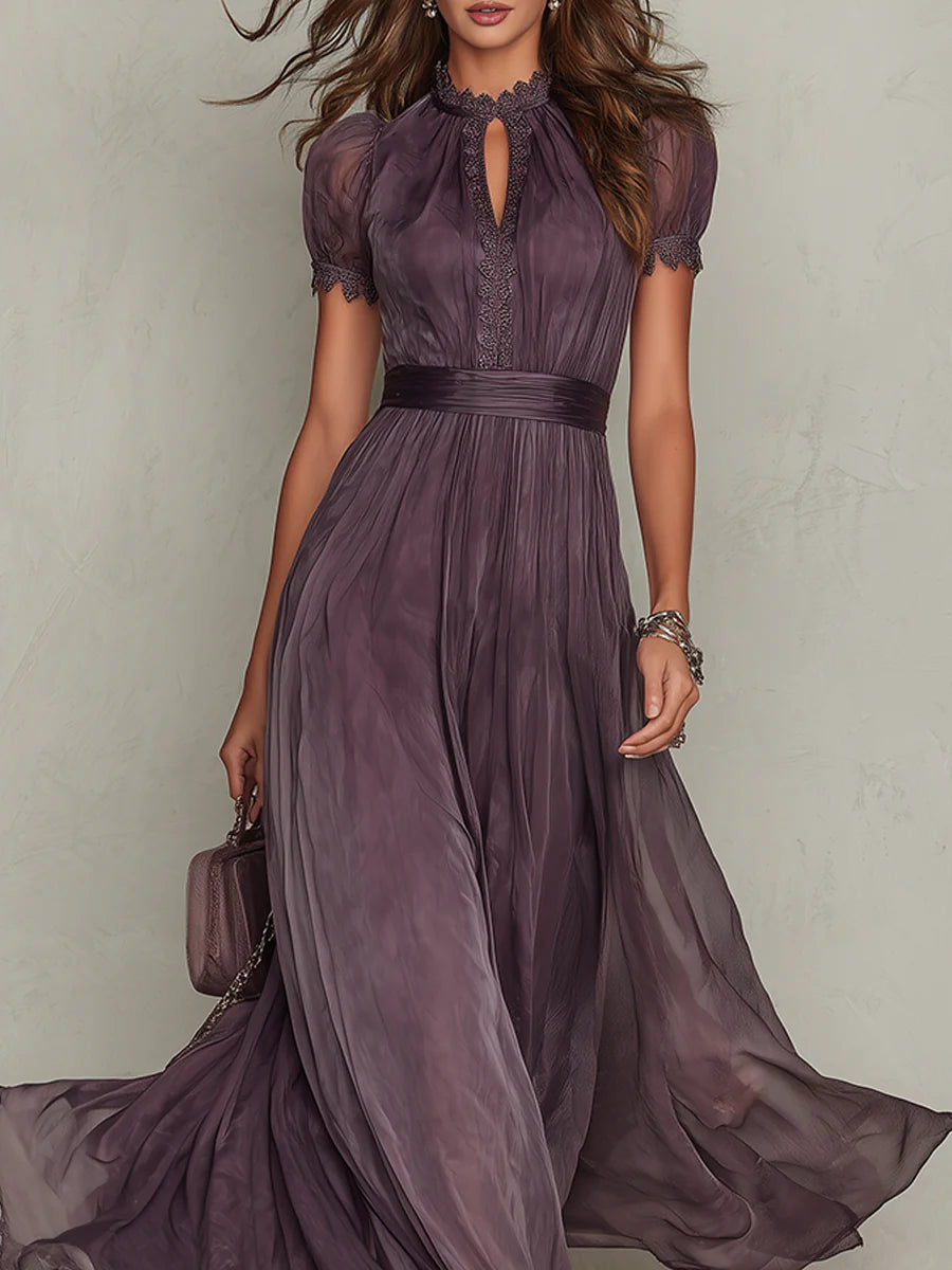 SOPHIE | LANGES LILA KLEID MIT TIEFEM AUSSCHNITT UND CHIFFON-SPITZENBESATZ