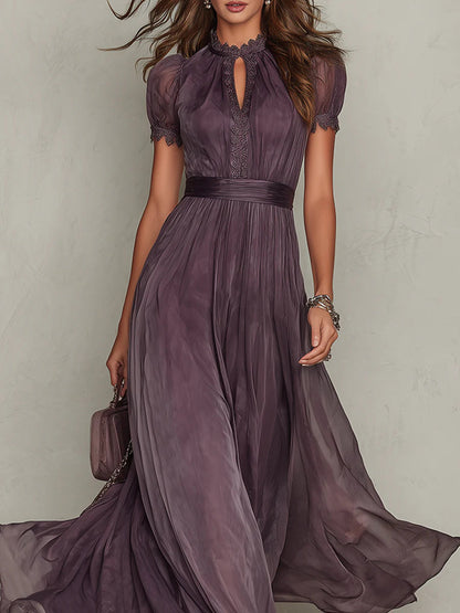 SOPHIE | LANGES LILA KLEID MIT TIEFEM AUSSCHNITT UND CHIFFON-SPITZENBESATZ