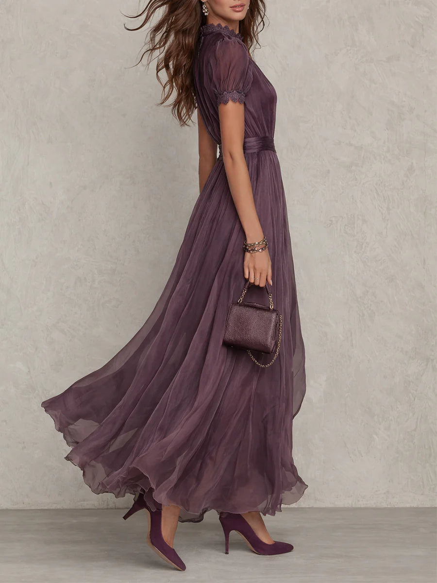 SOPHIE | LANGES LILA KLEID MIT TIEFEM AUSSCHNITT UND CHIFFON-SPITZENBESATZ