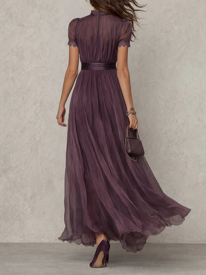 SOPHIE | LANGES LILA KLEID MIT TIEFEM AUSSCHNITT UND CHIFFON-SPITZENBESATZ