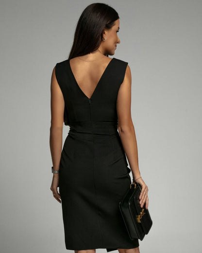LORETTA | ÄRMELLOSES MIDI-KLEID MIT V-AUSSCHNITT, RAFFUNGEN UND SCHLITZ