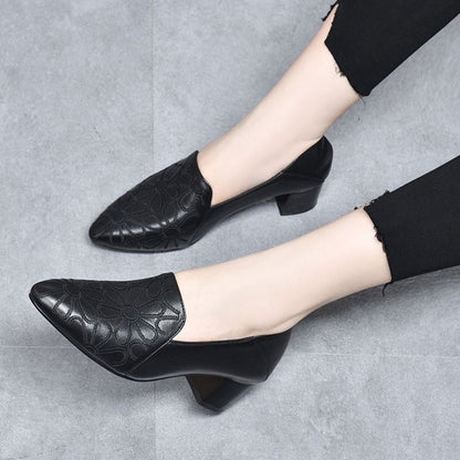 GWENDOLINA | SOFT VEGAN LEATHER EMBROIDERED PUMPS