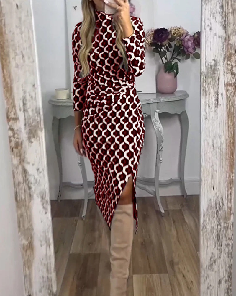 ROXANNE | MIDI-KLEID MIT GEOMETRISCHEM DRUCK, RAFFUNG UND SCHLITZ
