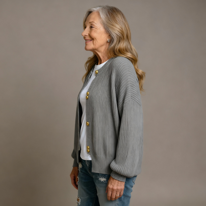 ELARA | STRICKJACKE MIT PERLMUTTKNÖPFEN