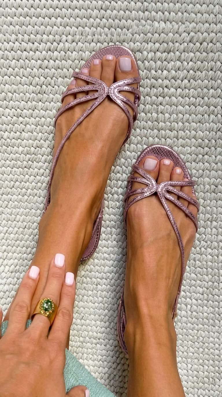MARTA | GOLDENE SANDALEN: SOMMERLICHE ELEGANZ