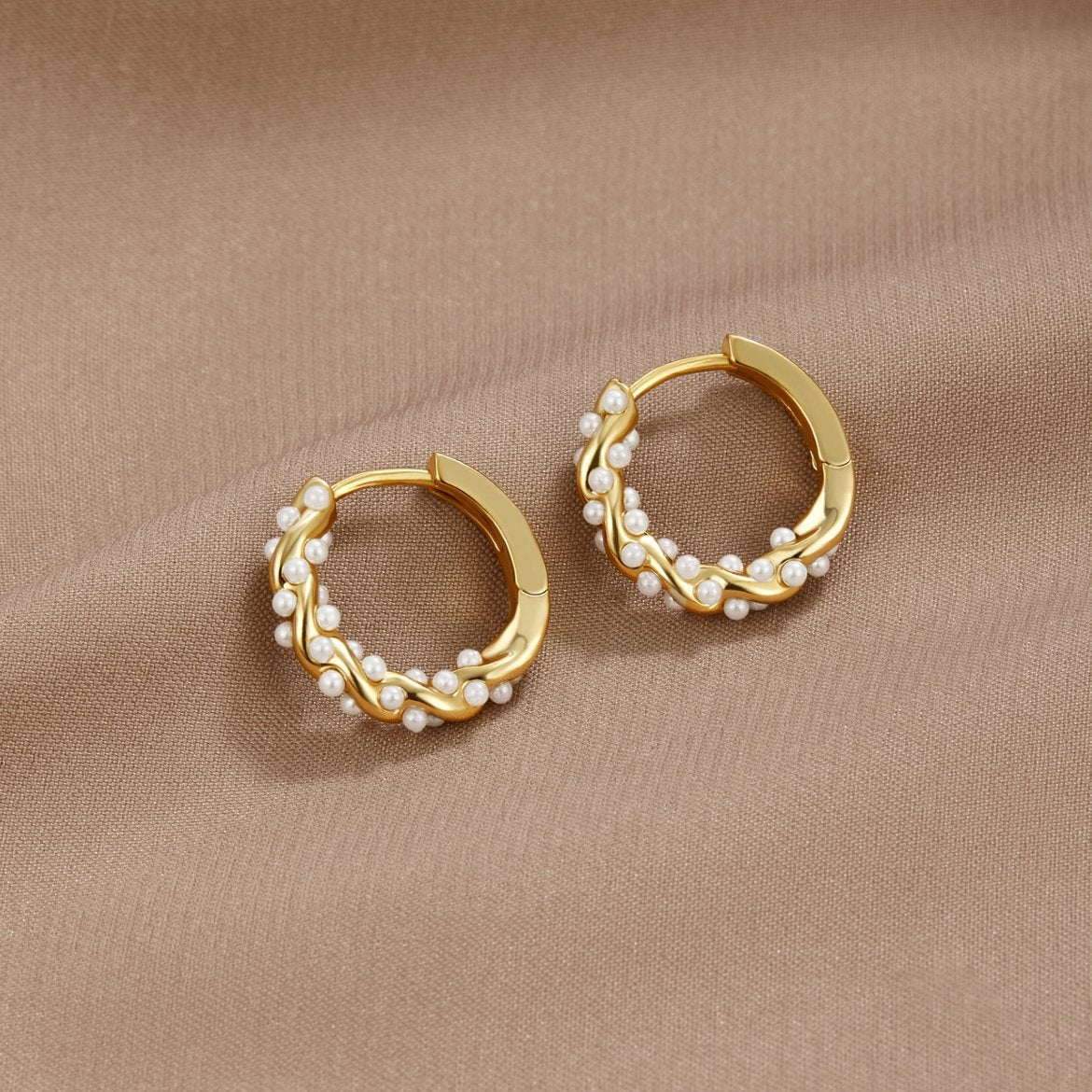 TWYLA | TWIRLED PEARL CREOLEN